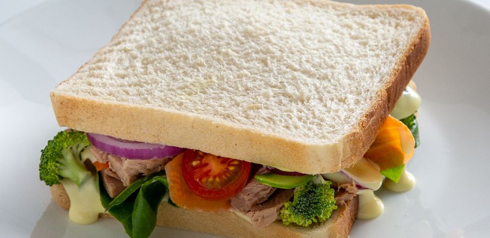Tuna mayo with carrot, cucumber, cherry tomatoes, red onion and broccoli